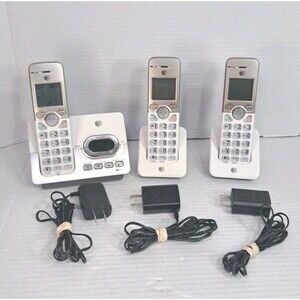AT&T EL52313 Cordless Phone System 3 Handsets Answering Machine Phone Locator